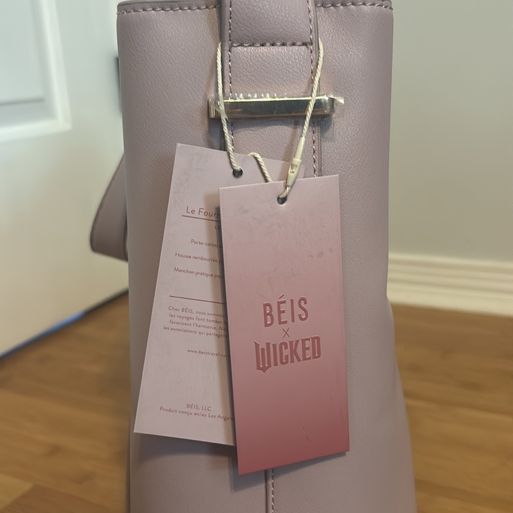NWT Wicked beis tote!